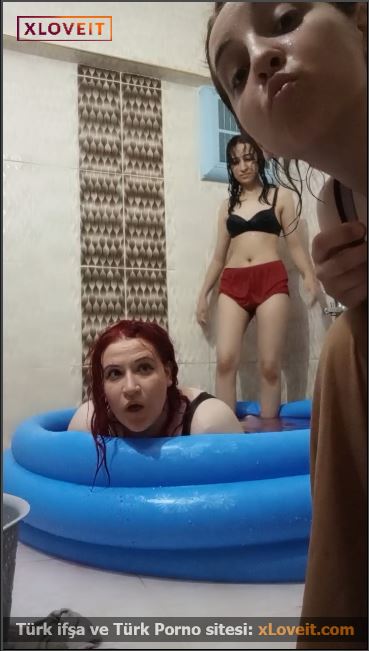 Evin içinde çocuk havuzunda 3 kaşar