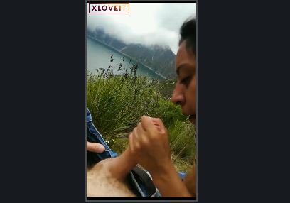 Manzaraya karşı Arap turistin ağzına veriyor